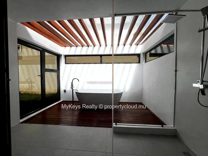 Contemporary Villa – Large Garden – Pet Friendly  – Exceptional Natural Light