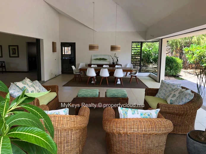 Single-Storey Villa – Gated Estate –  Large Garden