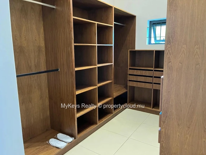 Single-Storey Villa – Gated Estate –  Large Garden