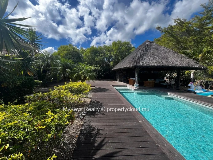 Single-Storey Villa – Gated Estate –  Large Garden