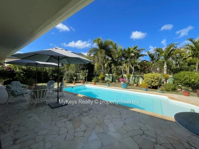 Tropical Garden – Private Swimming Pool – Mountain View