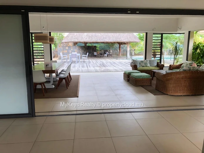 Single-Storey Villa – Gated Estate –  Large Garden
