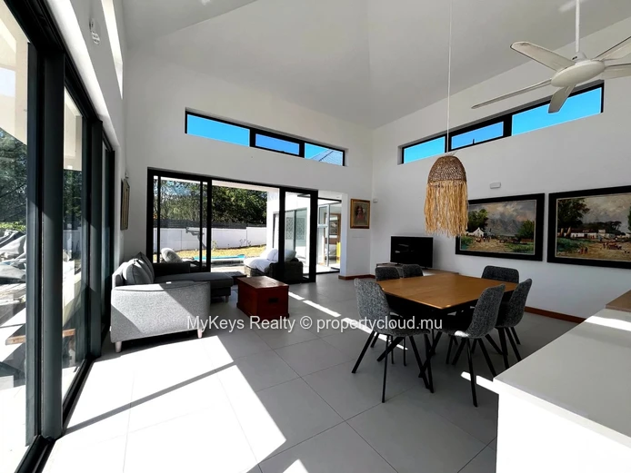 Contemporary Villa – Large Garden – Pet Friendly  – Exceptional Natural Light