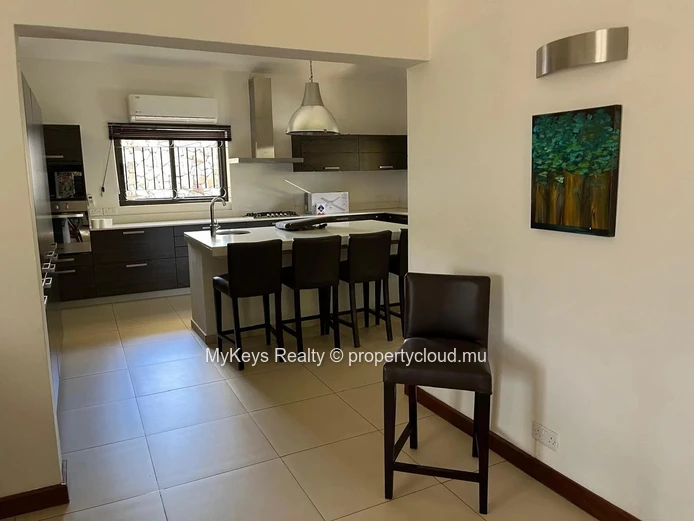 Single-Storey Villa – Gated Estate –  Large Garden