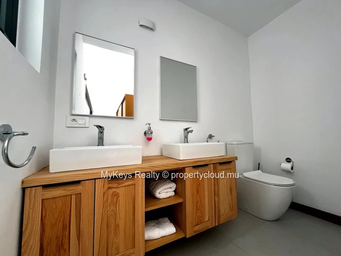 Contemporary Villa – Large Garden – Pet Friendly  – Exceptional Natural Light