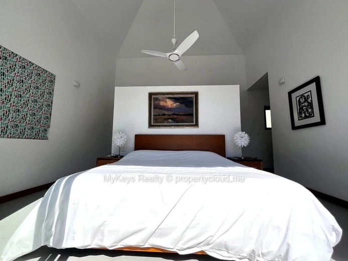 Contemporary Villa – Large Garden – Pet Friendly  – Exceptional Natural Light