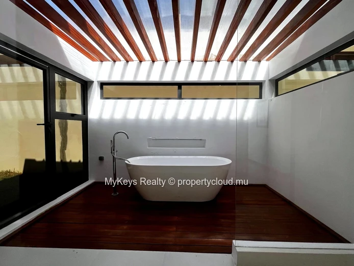 Contemporary Villa – Large Garden – Pet Friendly  – Exceptional Natural Light