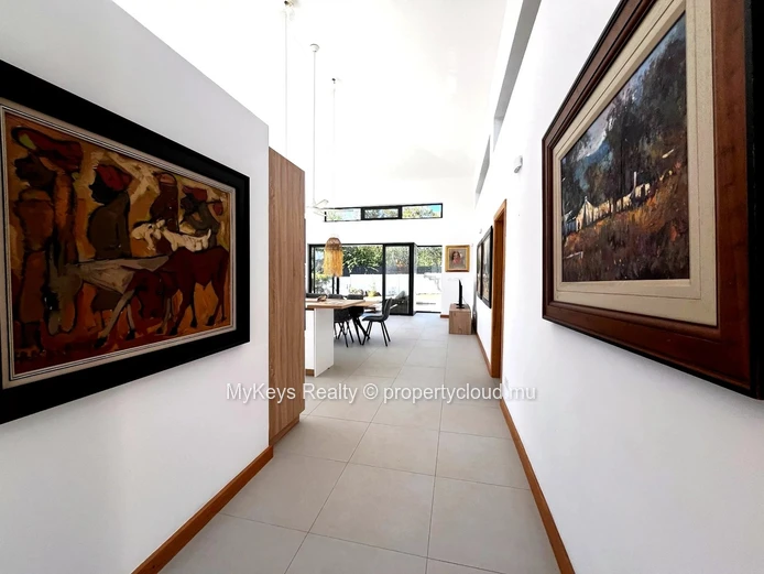 Contemporary Villa – Large Garden – Pet Friendly  – Exceptional Natural Light