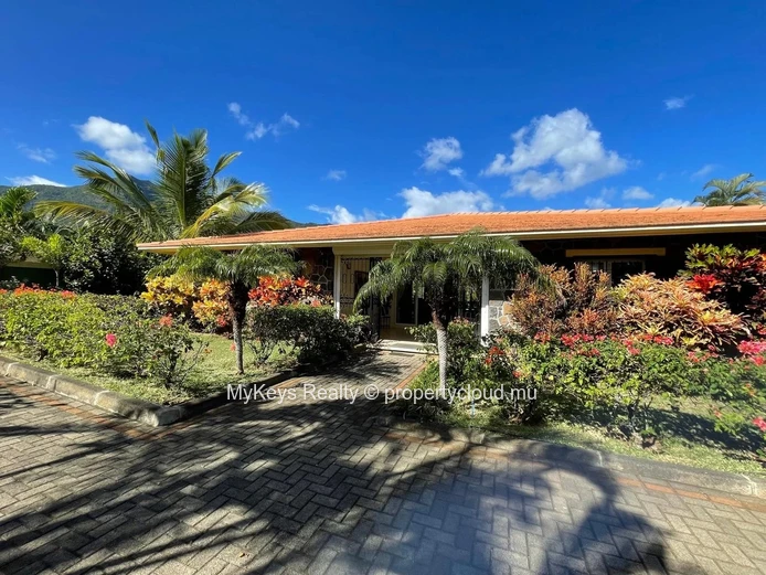Tropical Garden – Private Swimming Pool – Mountain View
