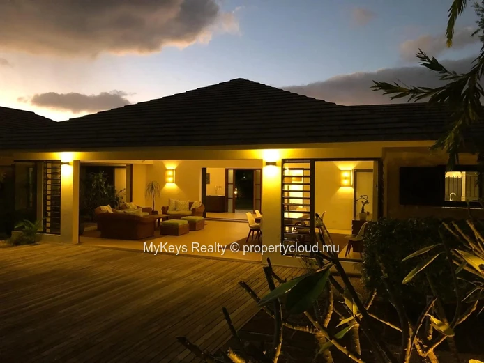 Single-Storey Villa – Gated Estate –  Large Garden