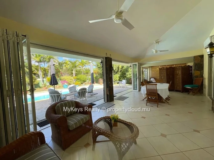 Tropical Garden – Private Swimming Pool – Mountain View