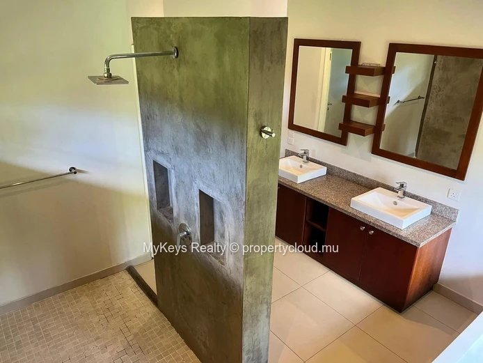 Single-Storey Villa – Gated Estate –  Large Garden