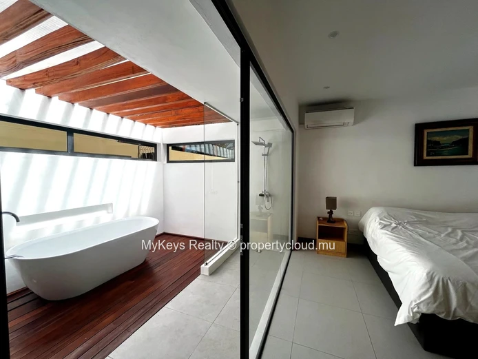 Contemporary Villa – Large Garden – Pet Friendly  – Exceptional Natural Light