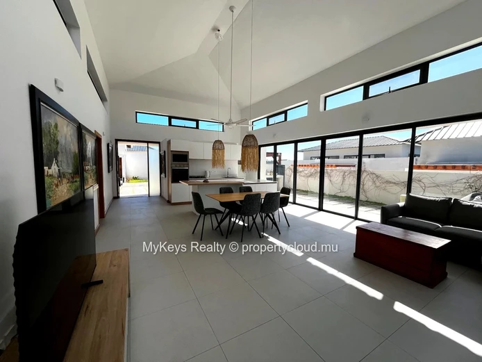 Contemporary Villa – Large Garden – Pet Friendly  – Exceptional Natural Light