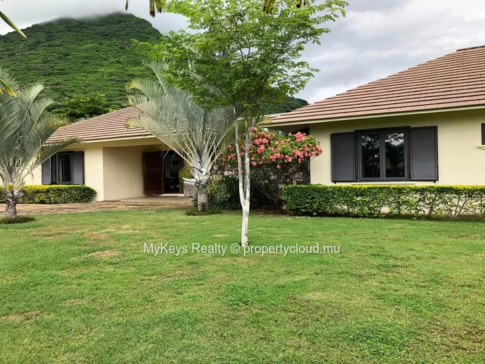 Single-Storey Villa – Gated Estate –  Large Garden