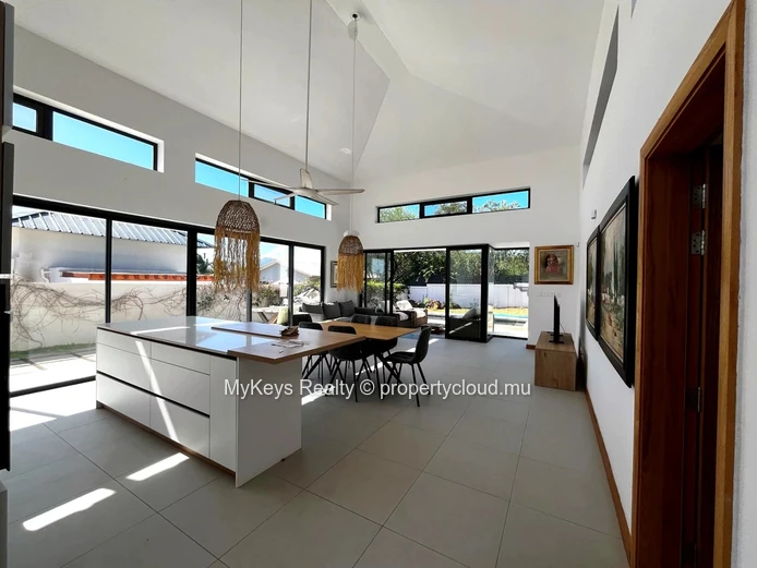 Contemporary Villa – Large Garden – Pet Friendly  – Exceptional Natural Light