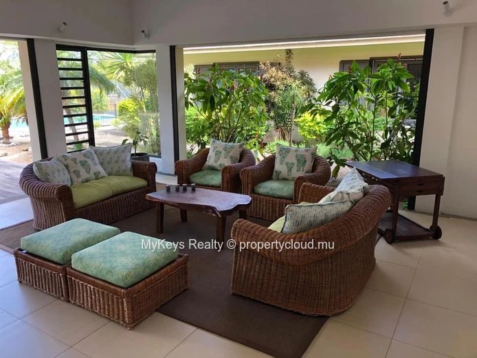 Single-Storey Villa – Gated Estate –  Large Garden