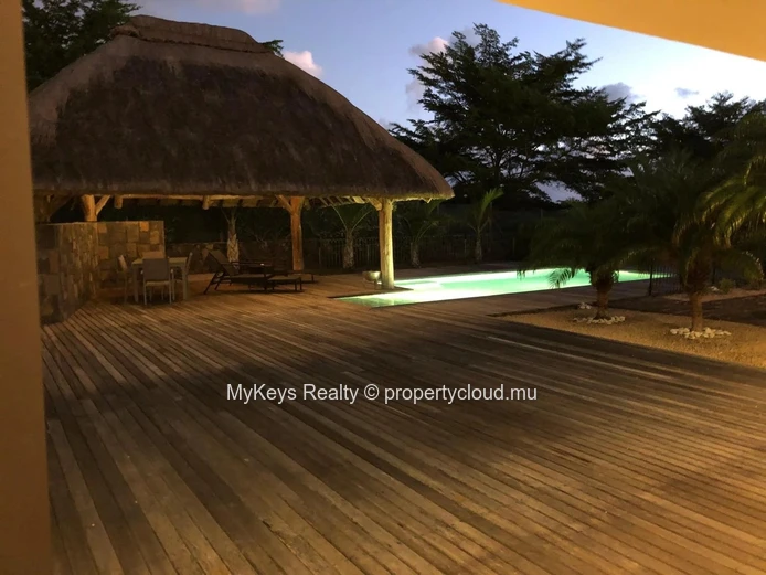 Single-Storey Villa – Gated Estate –  Large Garden