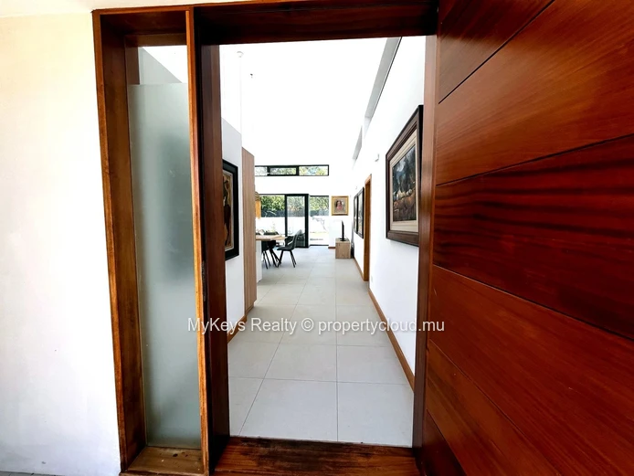 Contemporary Villa – Large Garden – Pet Friendly  – Exceptional Natural Light