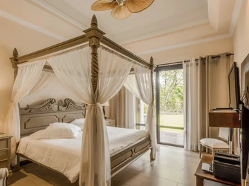 5 Bedroom Villa