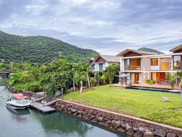 5 Bedroom Villa