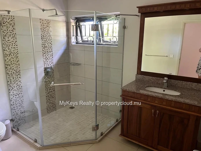 Single-Storey Villa – Gated Estate –  Large Garden