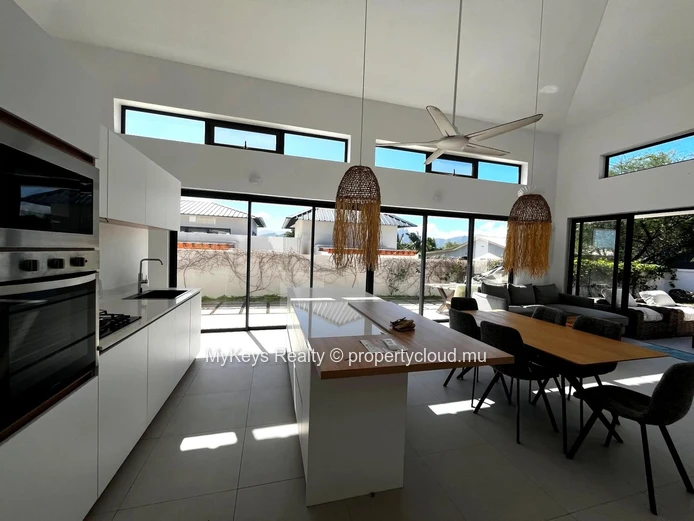 Contemporary Villa – Large Garden – Pet Friendly  – Exceptional Natural Light