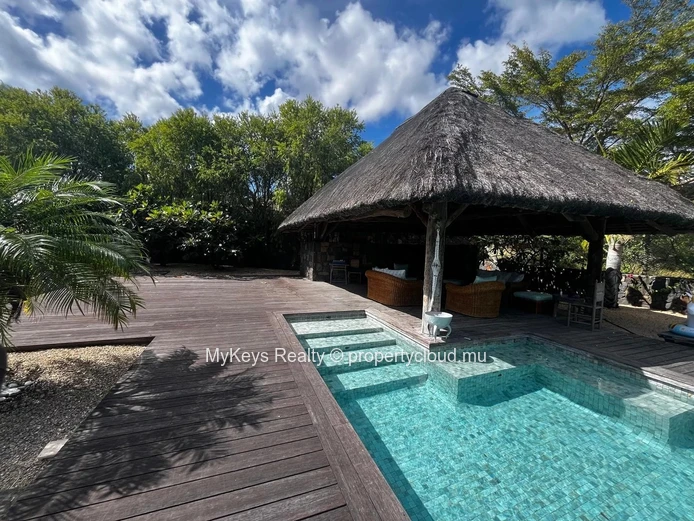 Single-Storey Villa – Gated Estate –  Large Garden