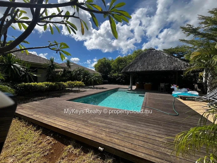 Single-Storey Villa – Gated Estate –  Large Garden