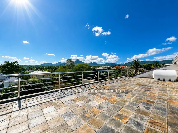 4-Bedroom Duplex With Garden For Rent In Tamarin